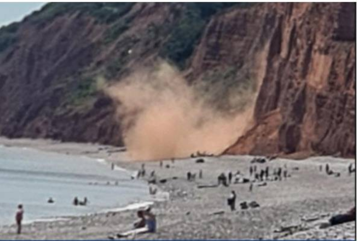 انهيار صخري مفاجئ.. مصطافون يفرون من الموت في بريطانيا