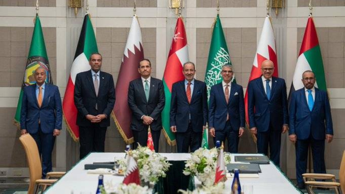 نيابة عن وزير الخارجية.. السفير الواصل يشارك في «التنسيقي الخليجي»