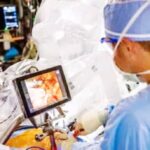 روبوت يجري أول عملية استبدال صمام قلب دون فتح الصدر