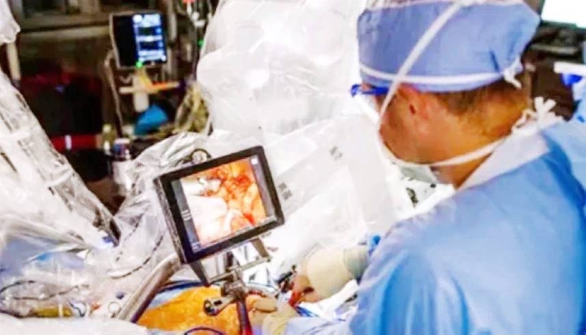 روبوت يجري أول عملية استبدال صمام قلب دون فتح الصدر