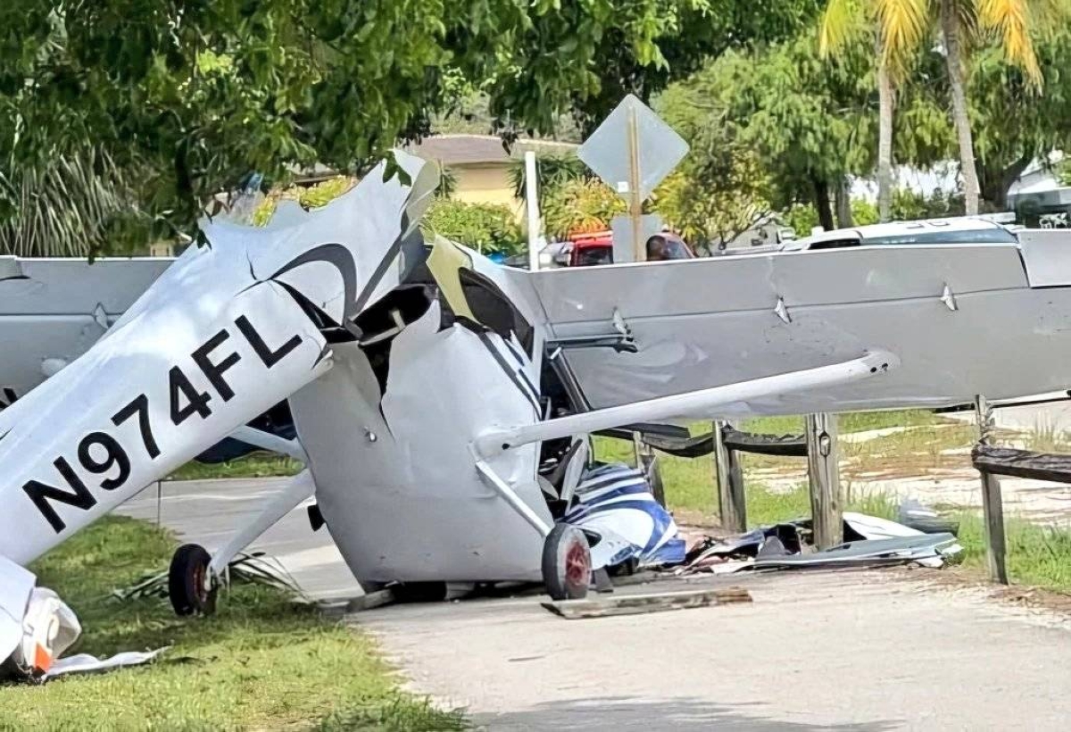 فوضى في «ليك وورث».. طائرة تهبط على سيارة وتُرسل 7 إلى المستشفى