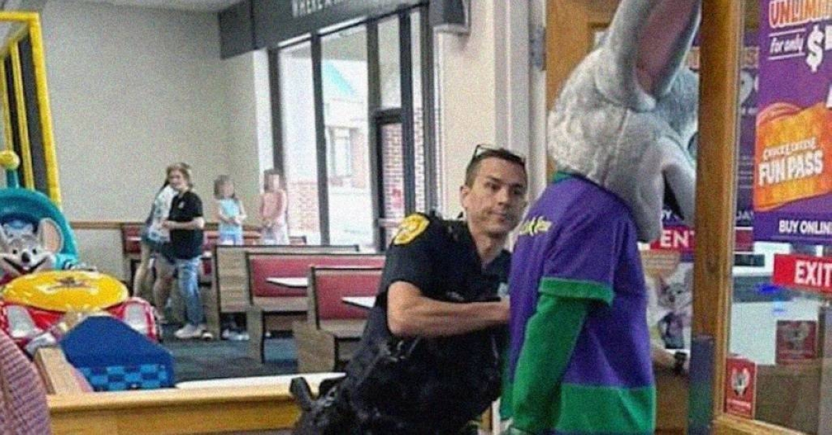 أمريكا: محتال يرتدي زي تميمة مطعم شهير لسرقة بطاقات الائتمان أمريكا: محتال يرتدي زي تميمة مطعم شهير لسرقة بطاقات الائتمان