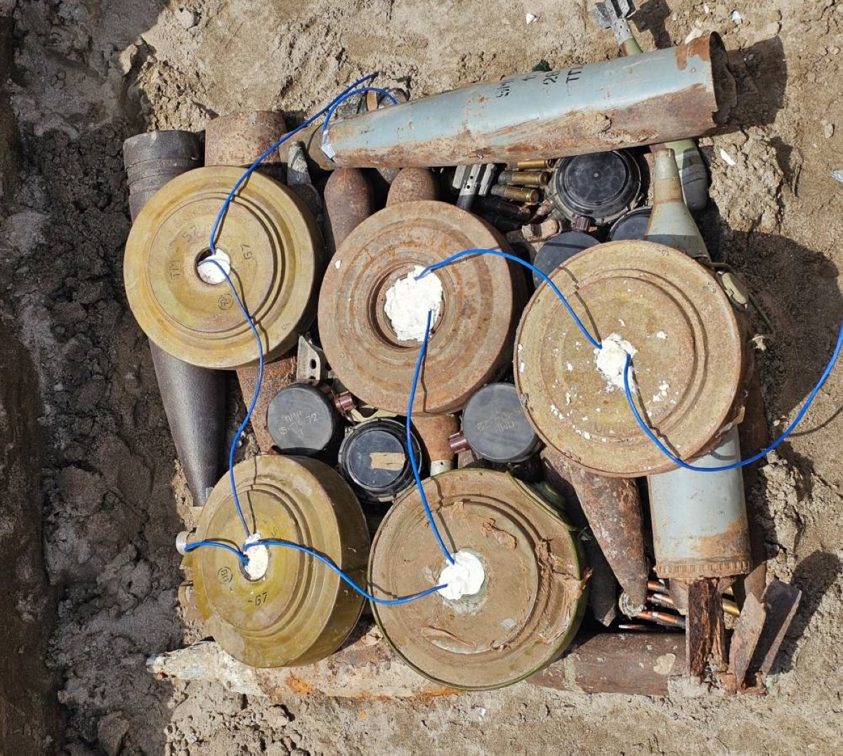 «مسام» السعودي يتلف 6078 لغماً وذخيرة في أبين «مسام» السعودي يتلف 6078 لغماً وذخيرة في أبين