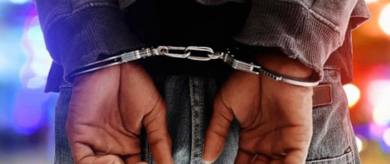 العقبة: ضبط محاولة أشخاص بينهم نائب تهريب وثائق من داخل مقر تابع لجماعة الإخوان المحظورة العقبة: ضبط محاولة أشخاص بينهم نائب تهريب وثائق من داخل مقر تابع لجماعة الإخوان المحظورة