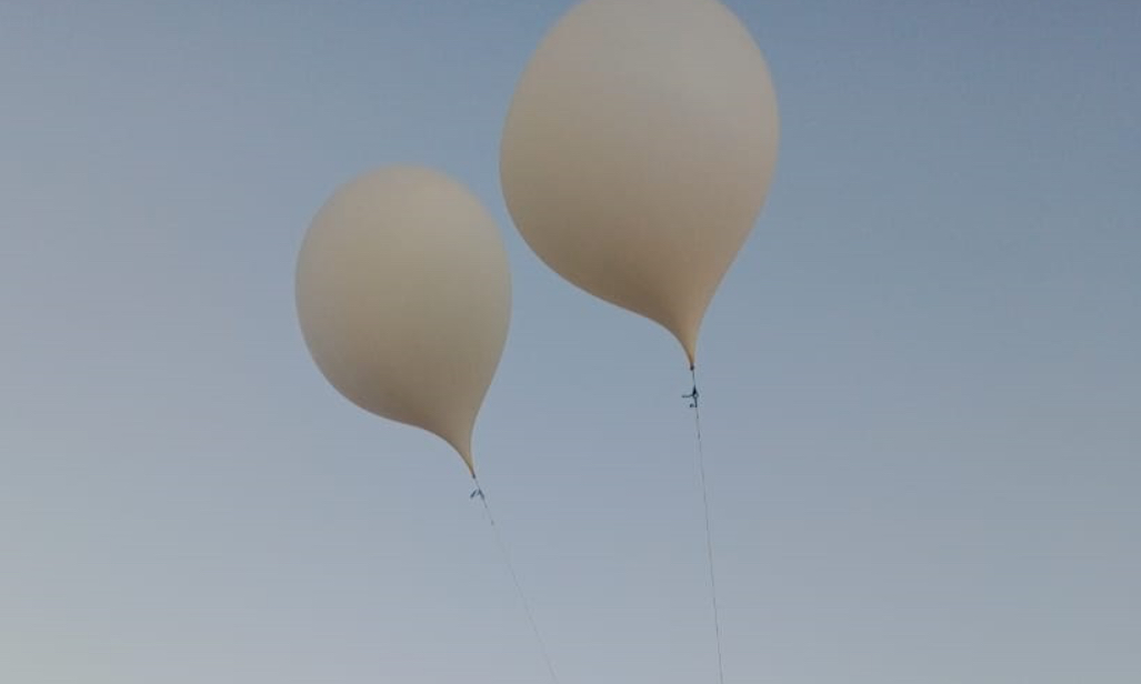 المنطقة العسكرية الشرقية تحبط محاولة تهريب مواد مخدرة باستخدام بالونات موجهة المنطقة العسكرية الشرقية تحبط محاولة تهريب مواد مخدرة باستخدام بالونات موجهة