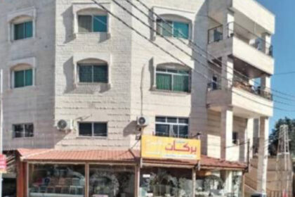 انهيار مبنى من أربعة طوابق بعد إخلاء مسبق لسكانه في اربد