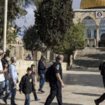 عشرات المستوطنين يقتحمون باحات الأقصى​ 