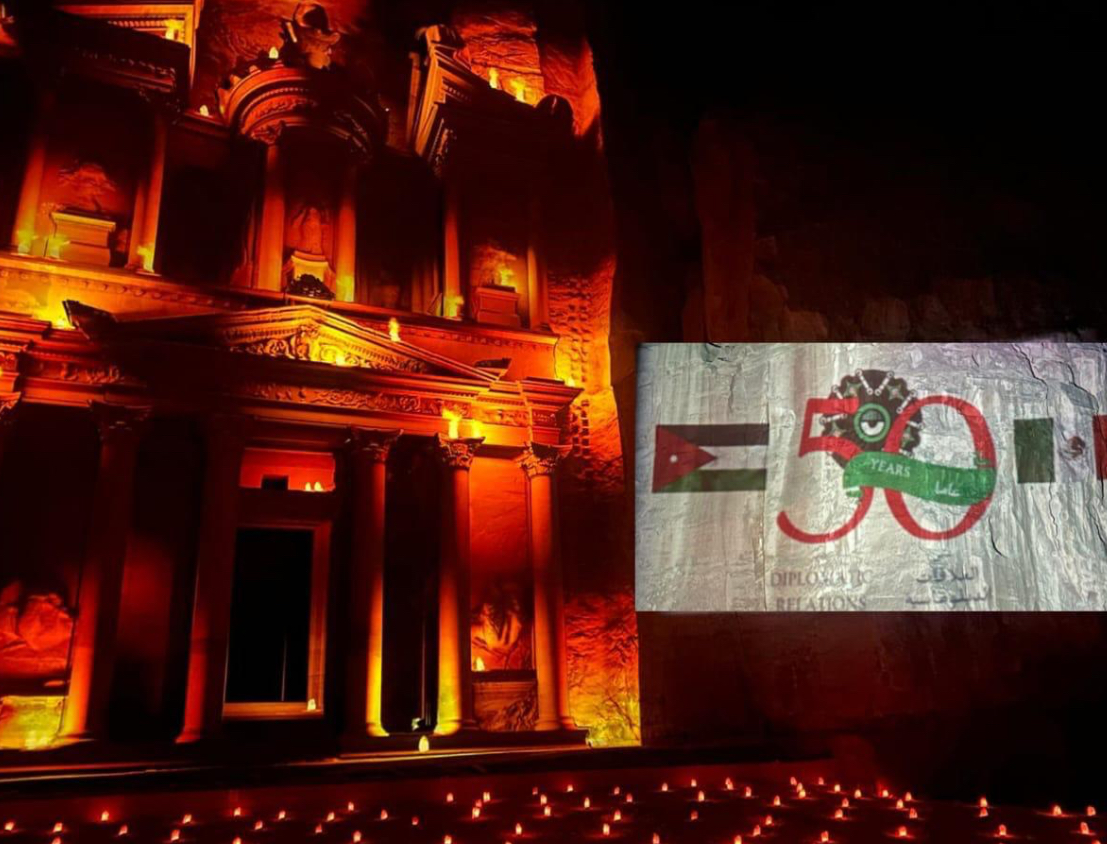 البترا تضيء الخزنة بألوان العلم المكسيكي احتفاء باليوبيل الذهبي للعلاقات الثنائية البترا تضيء الخزنة بألوان العلم المكسيكي احتفاء باليوبيل الذهبي للعلاقات الثنائية