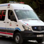 مركبة تتجاوز الاشارة حمراء وتصطدم بالباص السريع