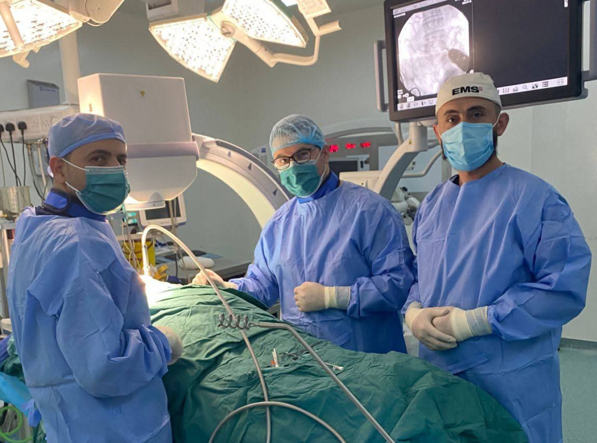 مستشفى الزرقاء الحكومي ينجز تدخلا نوعيا لعلاج آلام مزمنة في الظهر