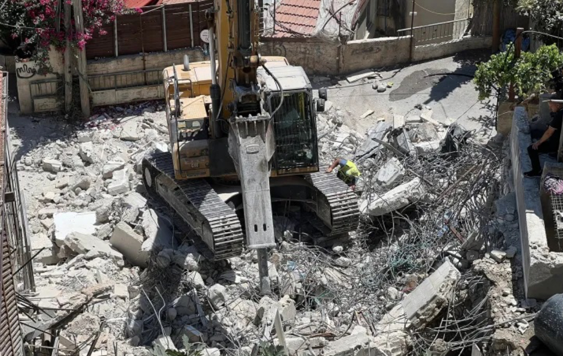 الاحتلال يُجبر عائلتين على هدم منزليهما في مدينة القدس المحتلة الاحتلال يُجبر عائلتين على هدم منزليهما في مدينة القدس المحتلة