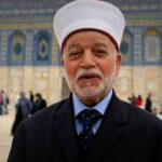 الاحتلال يُسلّم مفتي القدس قرارا بالإبعاد عن المسجد الأقصى لمدة أسبوع قابل للتجديد​ 