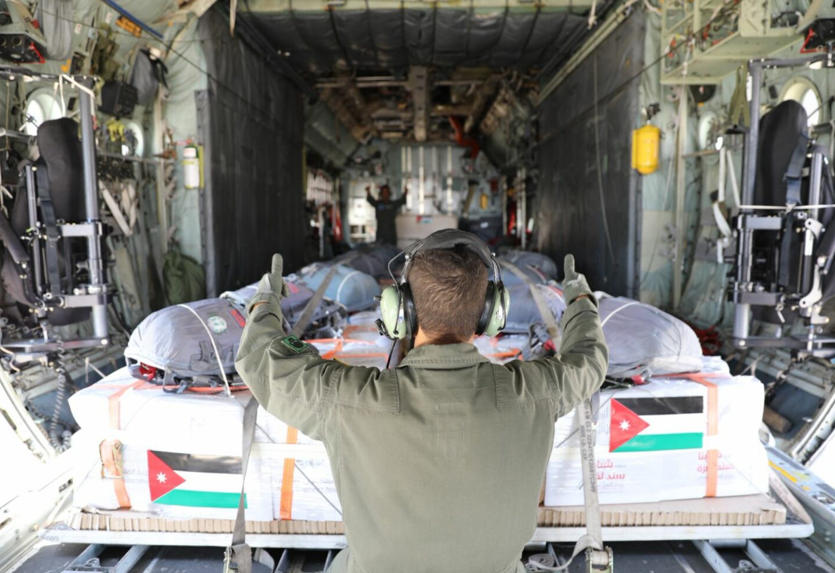 القوات المسلحة تنفذ إنزالي مساعدات على قطاع غزة بمشاركة الإمارات القوات المسلحة تنفذ إنزالي مساعدات على قطاع غزة بمشاركة الإمارات