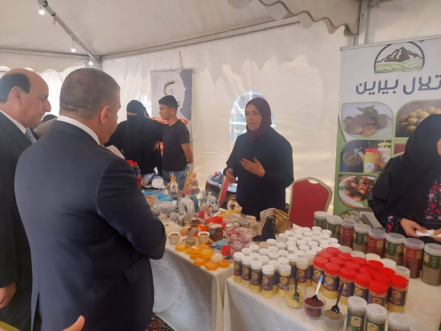 مهرجان العسل الأردني يواصل فعالياته في حدائق الحسين وسط إقبال لافت مهرجان العسل الأردني يواصل فعالياته في حدائق الحسين وسط إقبال لافت