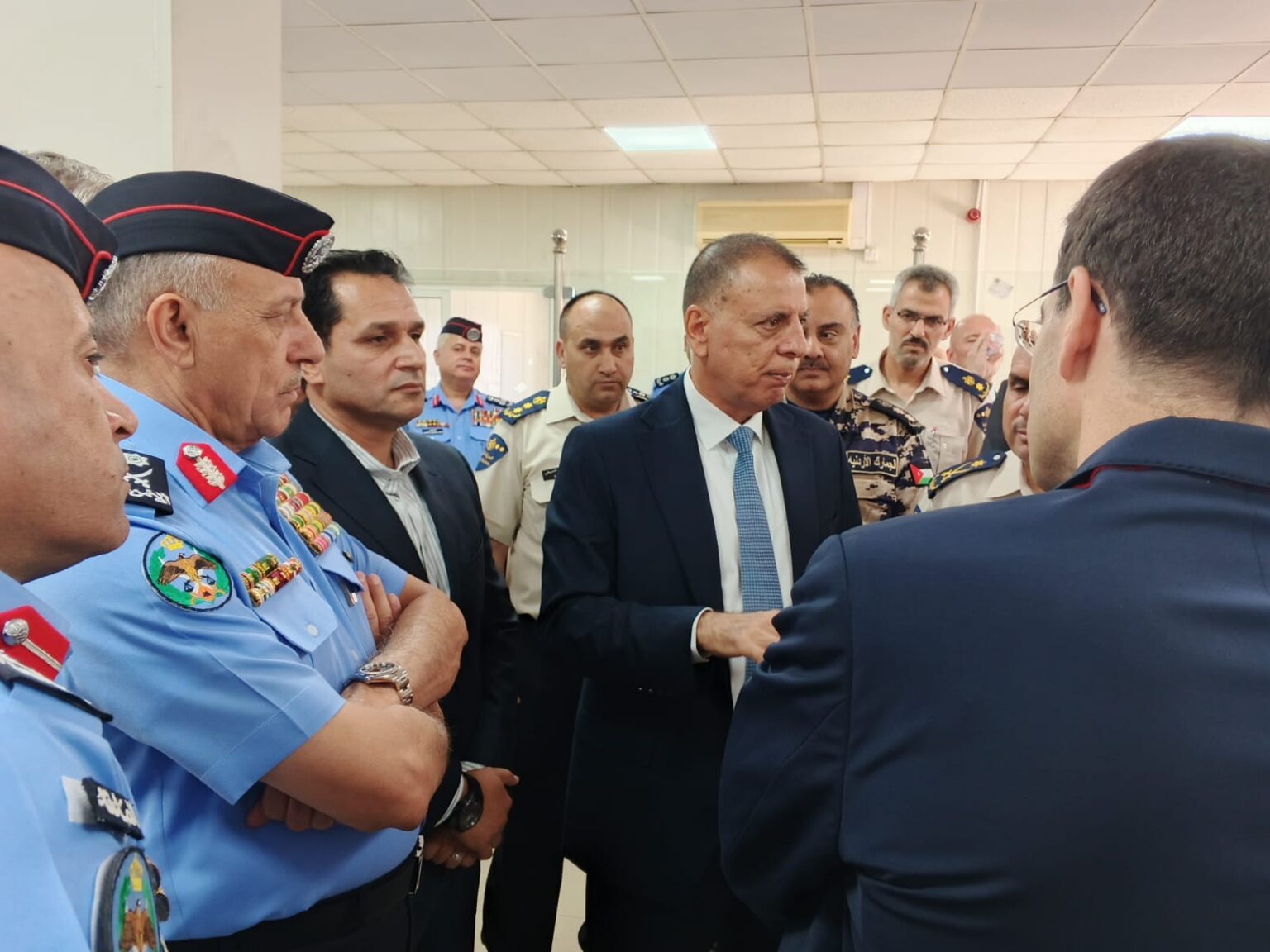 وزير الداخلية يفتتح مبنى الحافلات وغرفة الإدارة المتكاملة في مركز حدود جابر وزير الداخلية يفتتح مبنى الحافلات وغرفة الإدارة المتكاملة في مركز حدود جابر