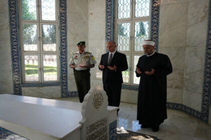 نائب الملك يزور ضريح الملك طلال بن عبدالله