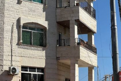 إخلاء عمارة سكنية في إربد بعد بلاغ عن تصدعات وتشققات
