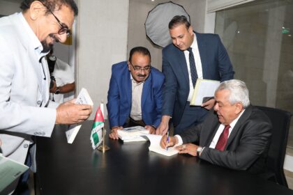 الروابدة يشهر كتابه “شذرات من تاريخ الأردن”