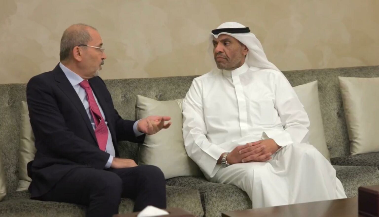 وزير الخارجية يبدأ زيارة رسمية إلى دولة الكويت