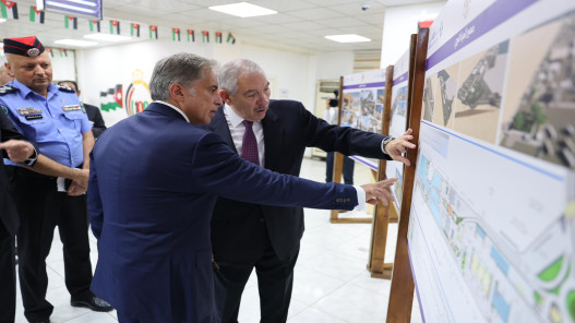 رئيس الوزراء يطلع على سير العمل في ميناء العقبة الجديد الذي يضم 9 أرصفة رئيس الوزراء يطلع على سير العمل في ميناء العقبة الجديد الذي يضم 9 أرصفة