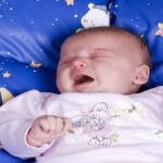 ما سبب بكاء بعض الأطفال بشكل مستمر؟