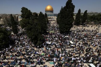 50 ألفا يؤدون صلاة الجمعة في المسجد الأقصى​ 
