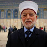 الاحتلال يعتقل مفتي القدس داخل باحات المسجد الأقصى​ 