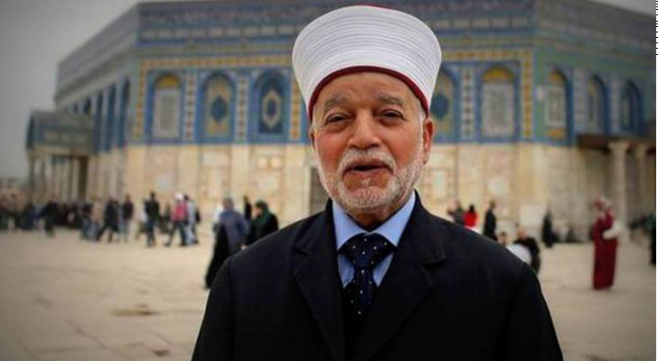 الاحتلال يعتقل مفتي القدس داخل باحات المسجد الأقصى الاحتلال يعتقل مفتي القدس داخل باحات المسجد الأقصى