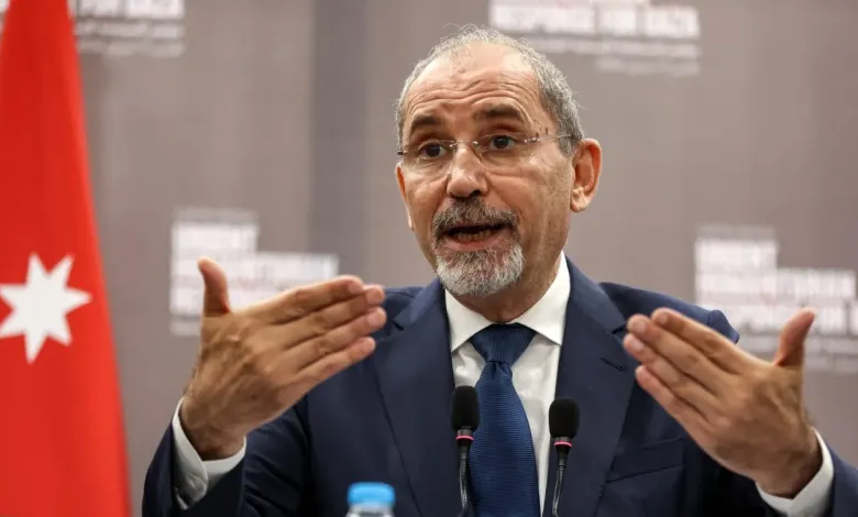 الصفدي: الأردن جاهز لإرسال مئات الشاحنات يوميًّا لقطاع غزة في حال رفع الاحتلال القيود الصفدي: الأردن جاهز لإرسال مئات الشاحنات يوميًّا لقطاع غزة في حال رفع الاحتلال القيود