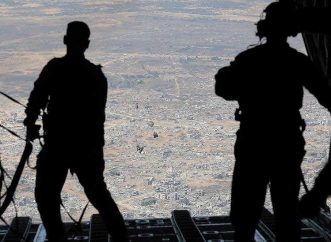 القوات المسلحة تنفذ إنزالين جديدين لمساعدات على غزة بمشاركة الإمارات القوات المسلحة تنفذ إنزالين جديدين لمساعدات على غزة بمشاركة الإمارات