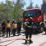 سواعد الدفاع المدني الأردني تخمد ألسنة اللهب في أشجار اللاذقية السورية