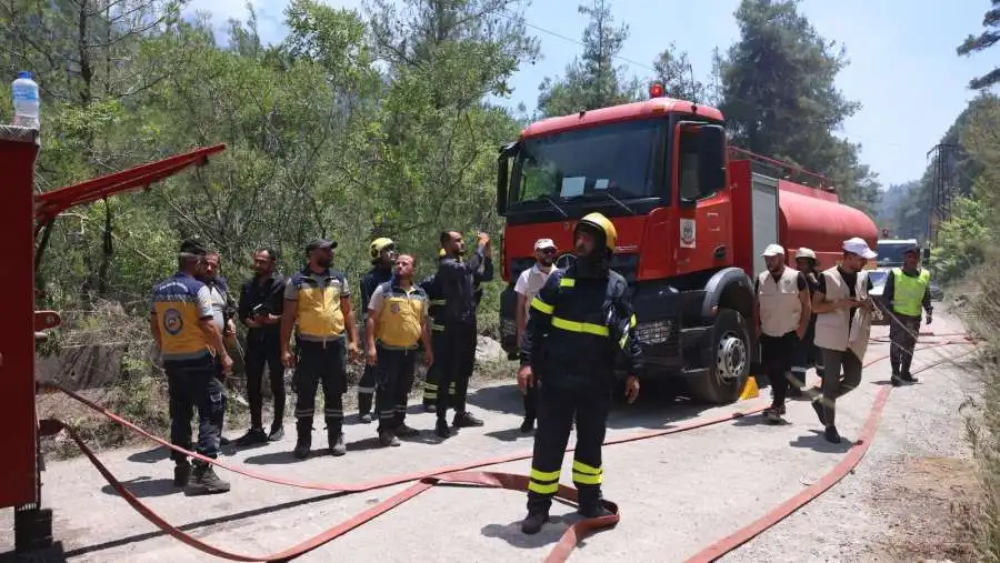 سواعد الدفاع المدني الأردني تخمد ألسنة اللهب في أشجار اللاذقية السورية سواعد الدفاع المدني الأردني تخمد ألسنة اللهب في أشجار اللاذقية السورية