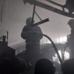 الدفاع المدني يتمكن من السيطرة على حريق مصنع في محافظة العاصمة ‏سرعة الاستجابة كان لها الدور الكبير في حصر الحريق ومنع امتداده للطوابق العليا ‏جهود مضنية بذلتها فرق الاطفاء في عمليات إخماد الحريق والسيطرة عليه