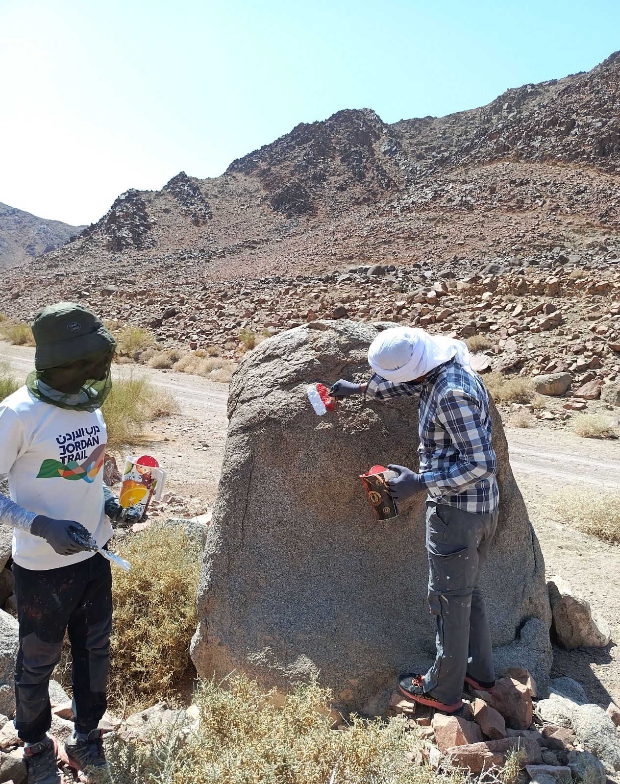 استكمال وضع العلامات الإرشادية على مسار العقبة وادي رم