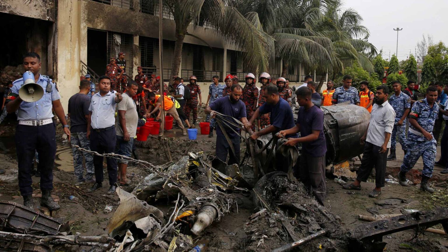 ارتفاع حصيلة ضحايا تحطم الطائرة البنغالية إلى 27 قتيلا  ارتفاع حصيلة ضحايا تحطم الطائرة البنغالية إلى 27 قتيلا