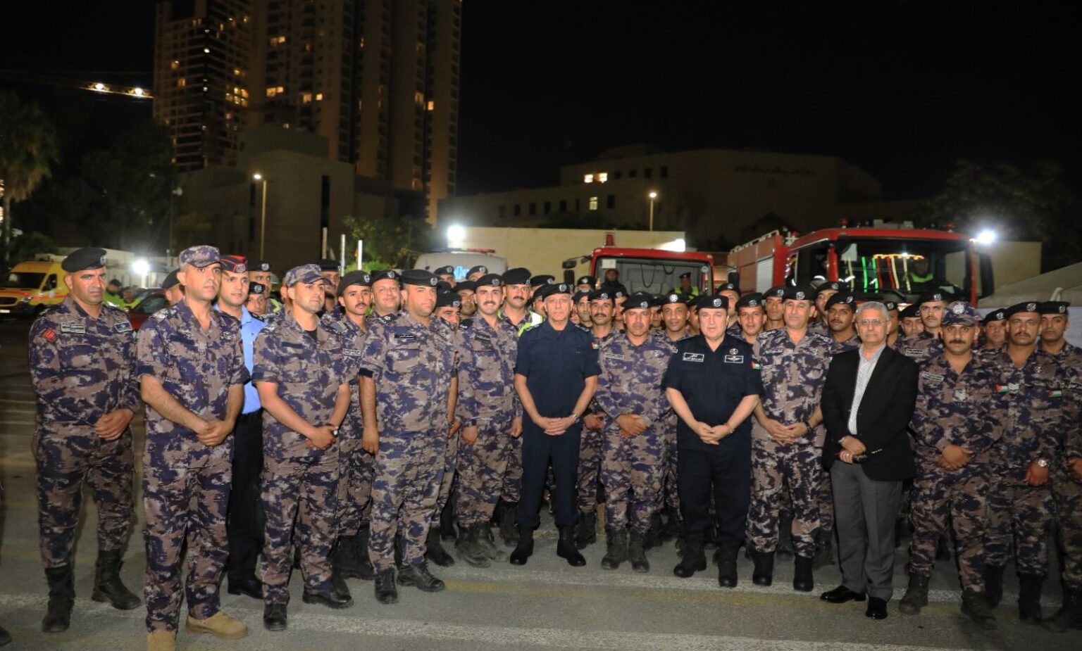 مدير الأمن العام ينقل تحيات الملك واعتزازه بالفريق الأردني المشارك في إخماد حرائق سوريا مدير الأمن العام ينقل تحيات الملك واعتزازه بالفريق الأردني المشارك في إخماد حرائق سوريا