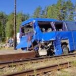 حادث مروع في روسيا.. حافلة سياحية تصطدم بقطار وتوقع قتلى ومصابين