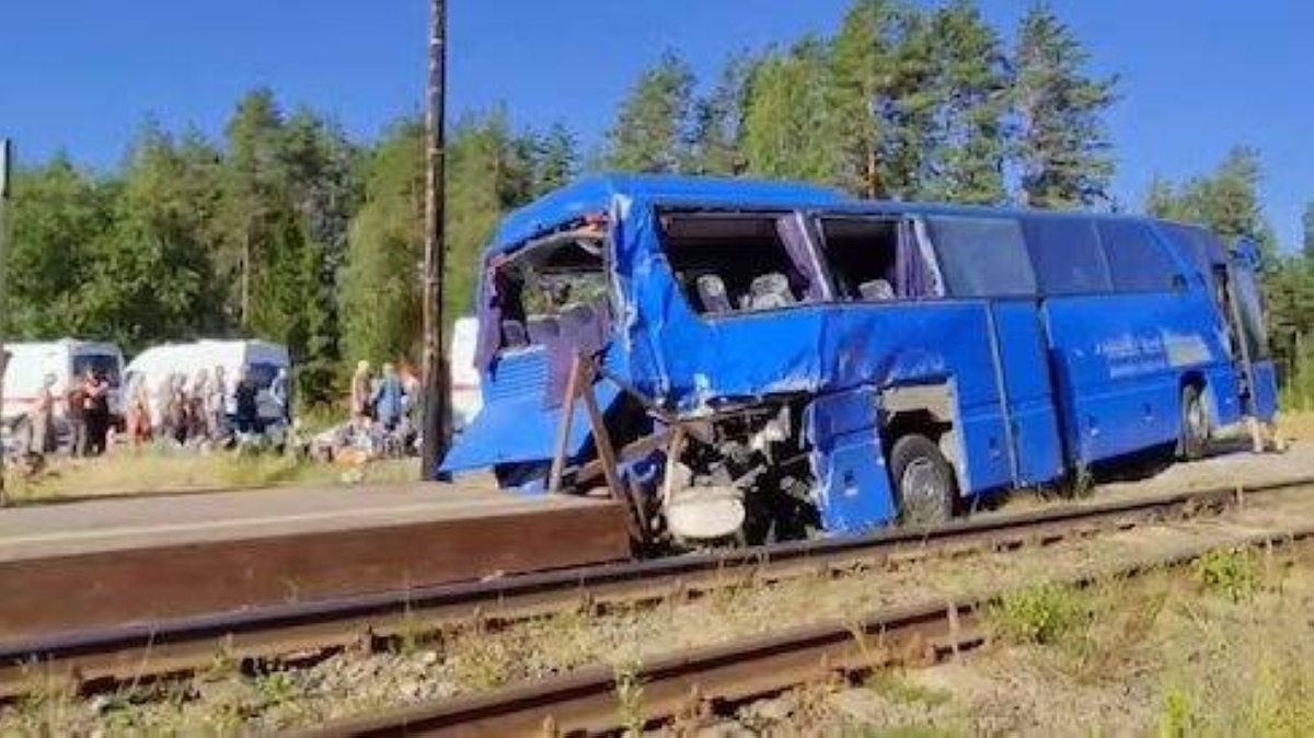 حادث مروع في روسيا.. حافلة سياحية تصطدم بقطار وتوقع قتلى ومصابين حادث مروع في روسيا.. حافلة سياحية تصطدم بقطار وتوقع قتلى ومصابين