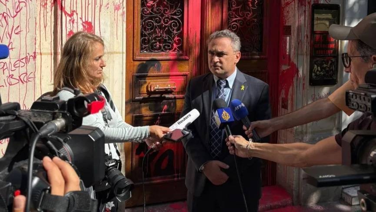 مجهولون يطلون شركة طيران إسرائيلية في باريس بالأحمر مجهولون يطلون شركة طيران إسرائيلية في باريس بالأحمر