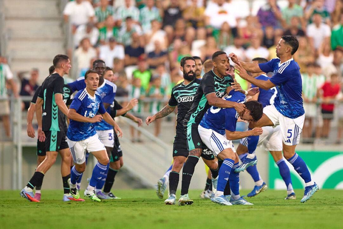 فيديو: اشتباك بالأيدي وركل ورفس في ودية كومو وريال بيتيس