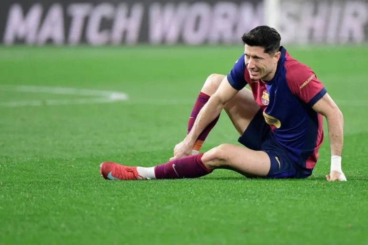 برشلونة يعلن إصابة ليفاندوفسكي وغيابه عن كأس «جوان غامبر»