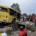 فاجعة على طريق كينيا.. 25 قتيلًا و20 مصابًا في انقلاب حافلة مروع