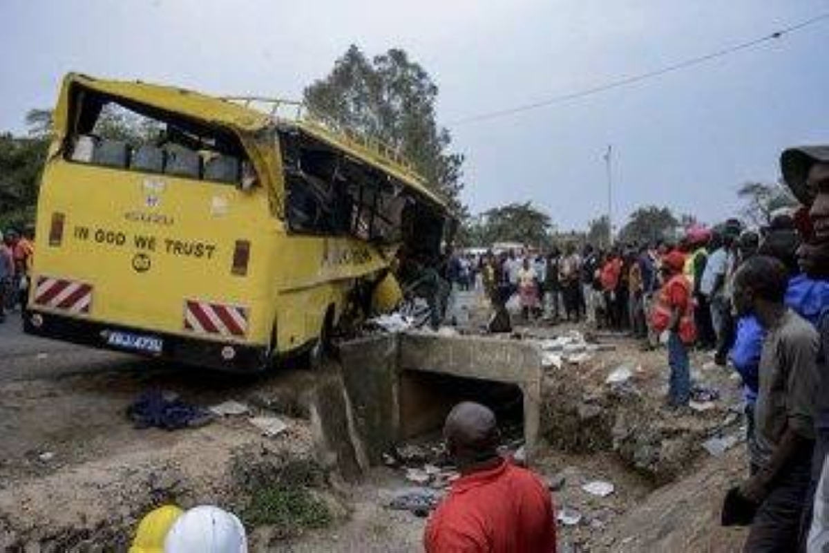 فاجعة على طريق كينيا.. 25 قتيلًا و20 مصابًا في انقلاب حافلة مروع فاجعة على طريق كينيا.. 25 قتيلًا و20 مصابًا في انقلاب حافلة مروع