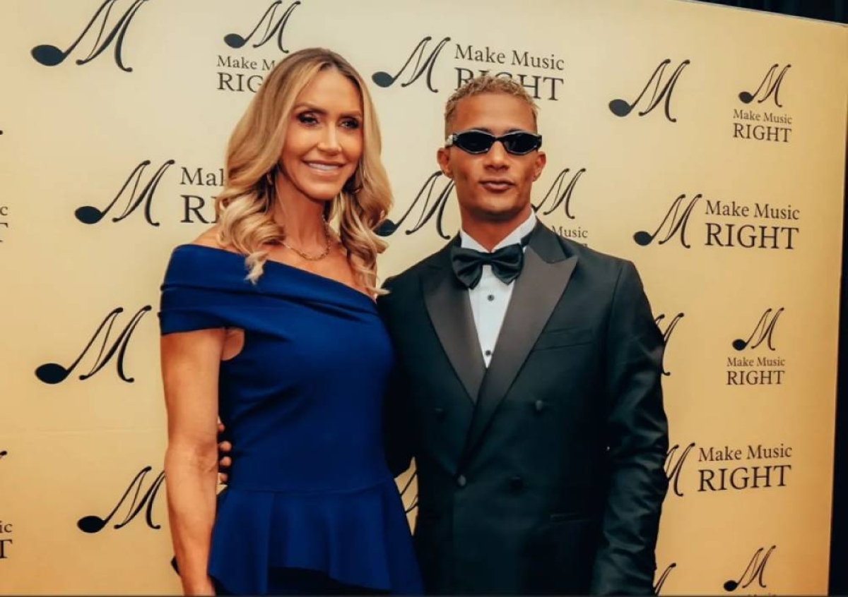 محمد رمضان يرد على شائعات دفع 3500 دولار لصورته مع لارا ترمب محمد رمضان يرد على شائعات دفع 3500 دولار لصورته مع لارا ترمب