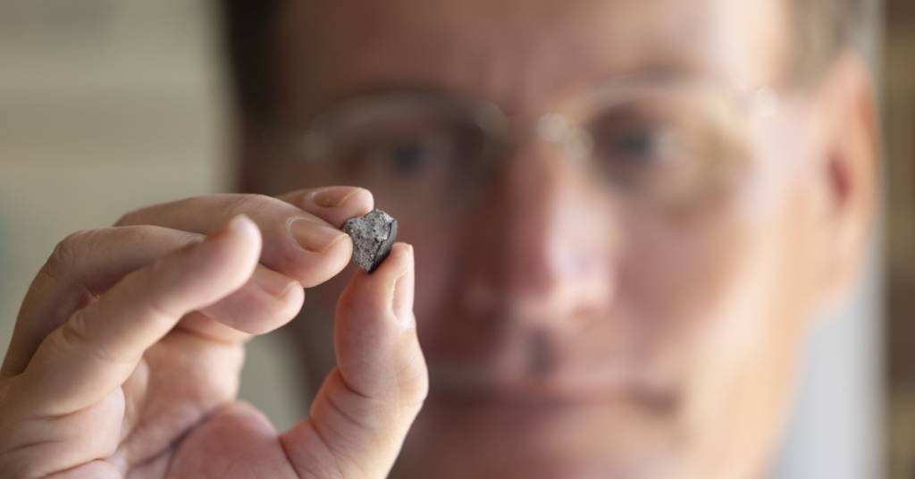 نيزك «أقدم من الأرض» يسقط على منزل في أمريكا نيزك «أقدم من الأرض» يسقط على منزل في أمريكا