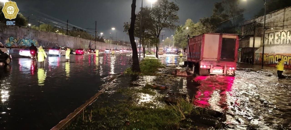 مكسيكو سيتي تحت الماء.. عاصفة تاريخية تغرق المدينة وتعطل المطارات والمترو مكسيكو سيتي تحت الماء.. عاصفة تاريخية تغرق المدينة وتعطل المطارات والمترو