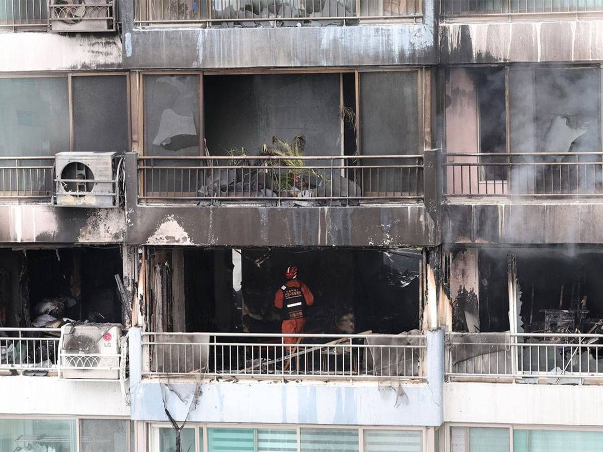 مصرع شخصين وإصابة 13 آخرين في حريق مبنى في كوريا مصرع شخصين وإصابة 13 آخرين في حريق مبنى في كوريا
