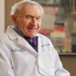 عند 103 سنوات.. الطبيب الأكبر سناً في العالم يبوح بـ «سر الـ100»