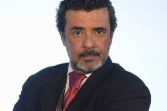 فنان مصري شهير يتعرّض لحادثة غرق.. ويكشف لـ «عكاظ» التفاصيل