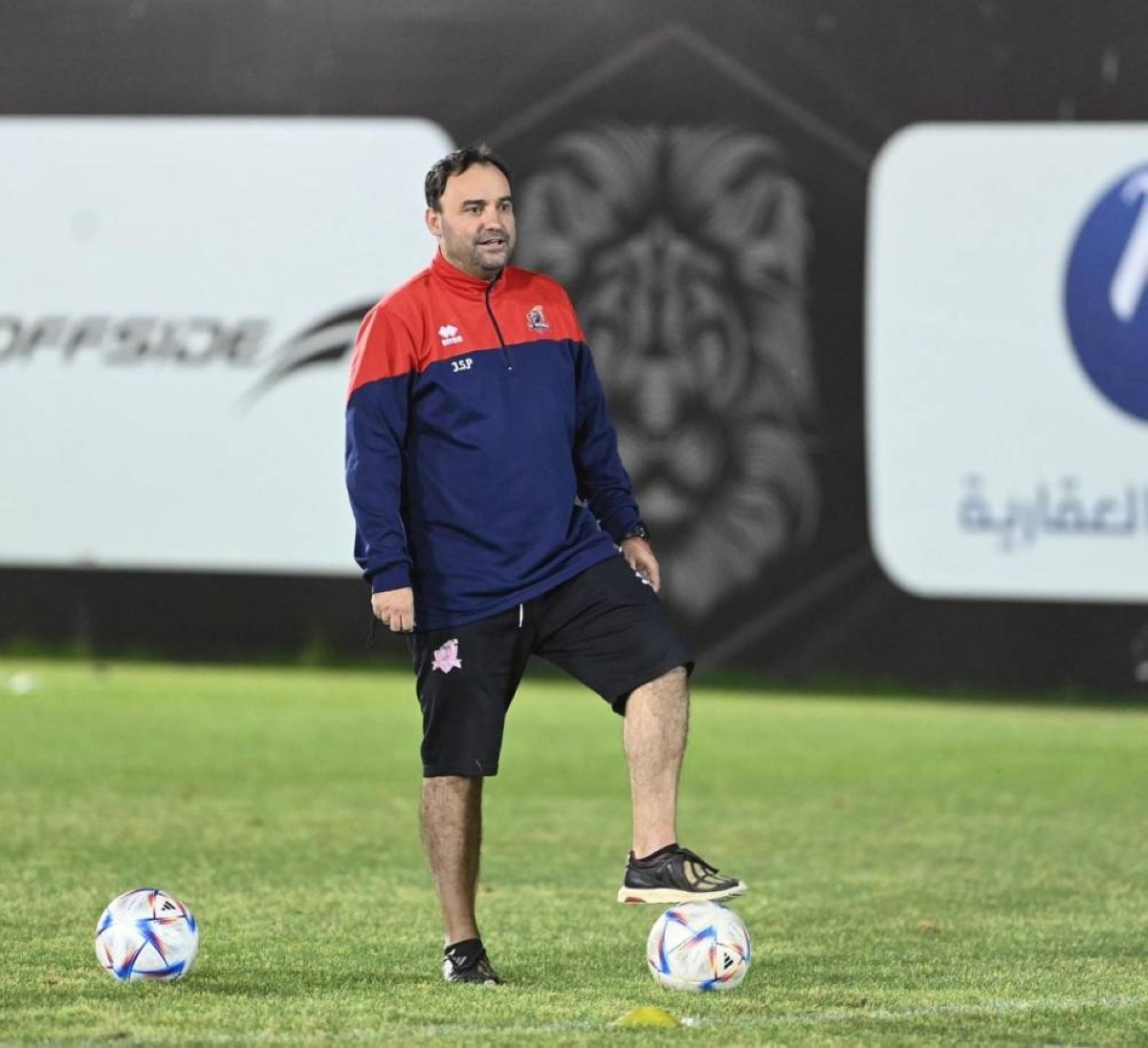 سييرا يختبر لاعبي الوحدة أمام القادسية الكويتي